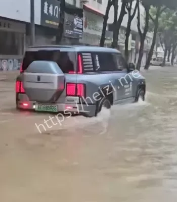 台风积水路成游乐场